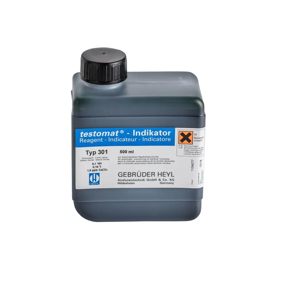 Reagenzlösung in dunkelblauem Behälter mit schwarzem Deckel, beschriftet mit „Indikator“ und „BWT“, für die Bestimmung der Wasserhärte, 500 ml.